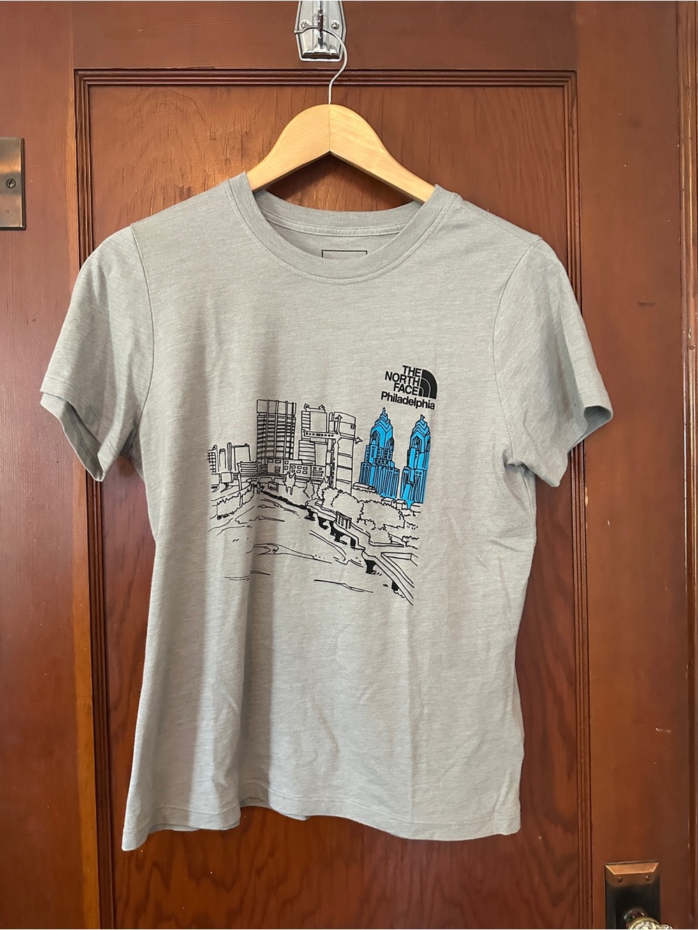 TNF The North Face Philadelphia shirt never worn
